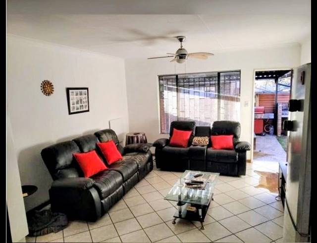 2 BEDROOM TOWNHOUSE FOR SALE IN ROOIHUISKRAAL NORTH